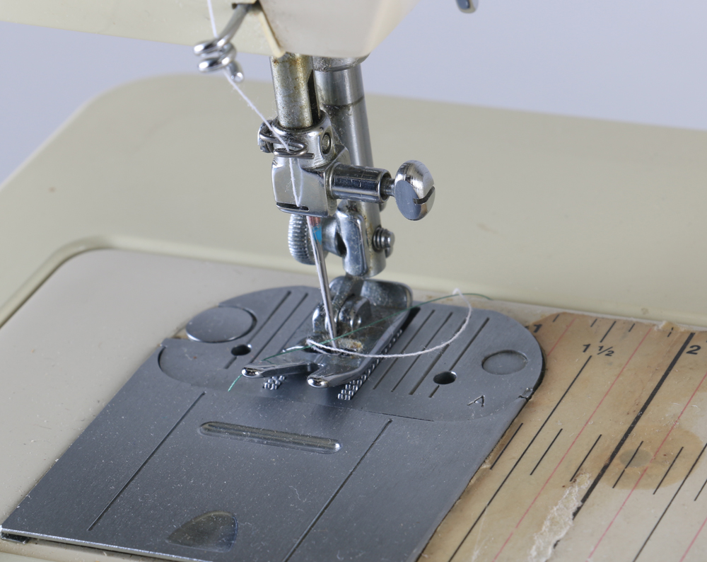 Singer "6212c" Sewing Machine and Sewing Accessories