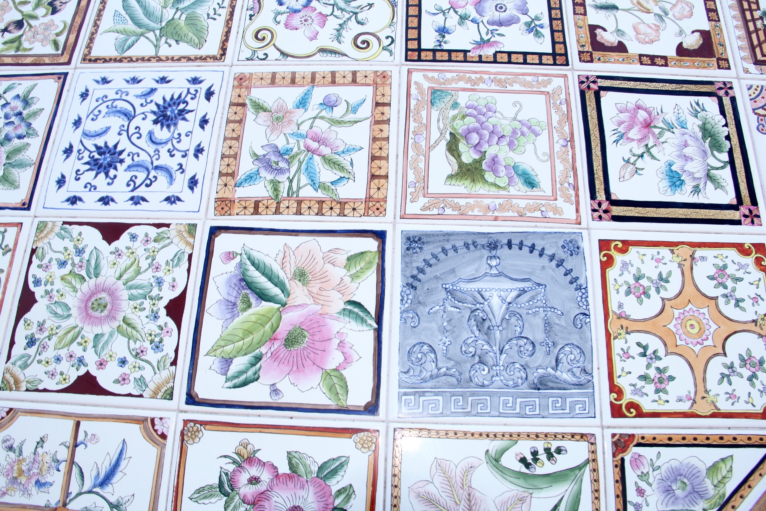 Pulaski Tiled Pedastal Table with Four Chairs