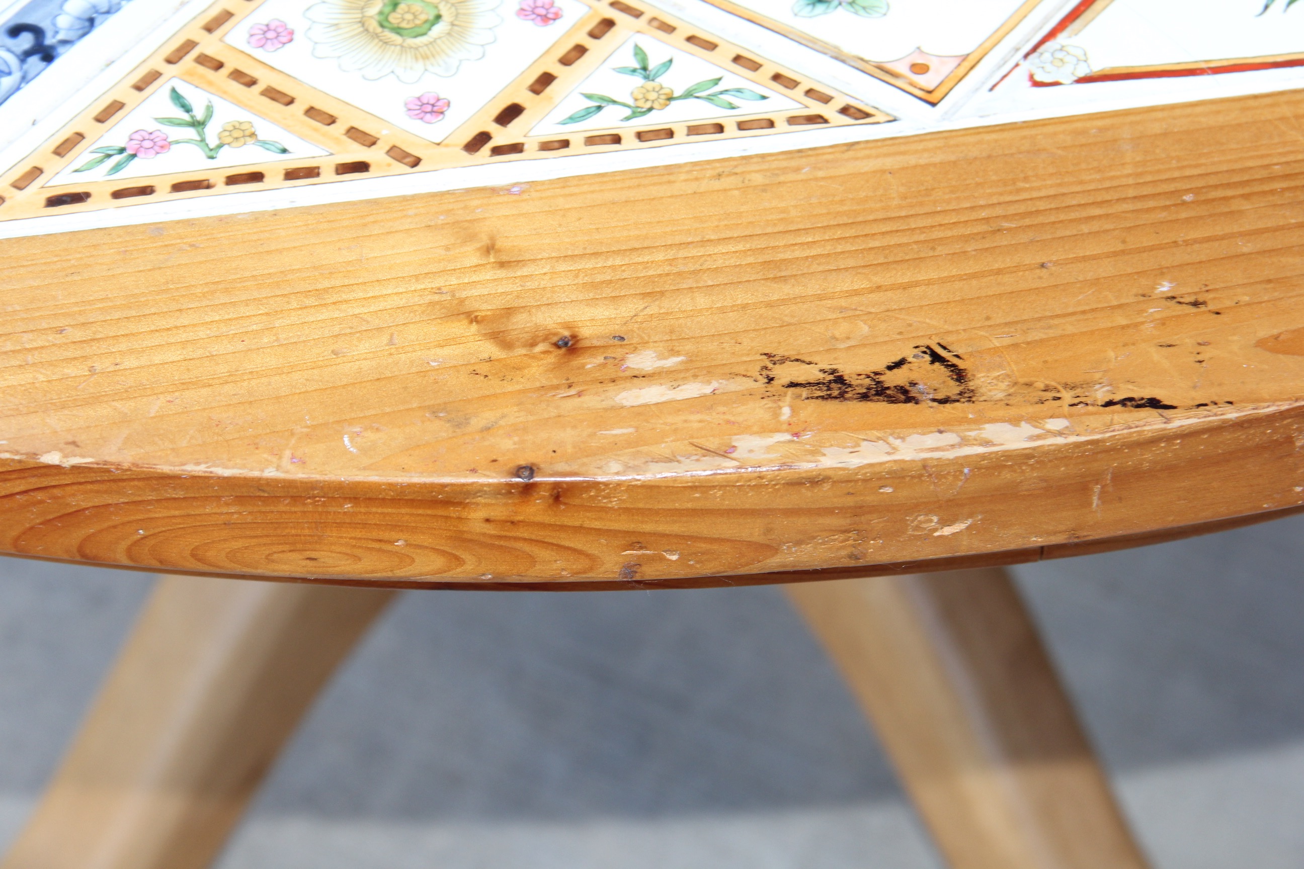 Pulaski Tiled Pedastal Table with Four Chairs