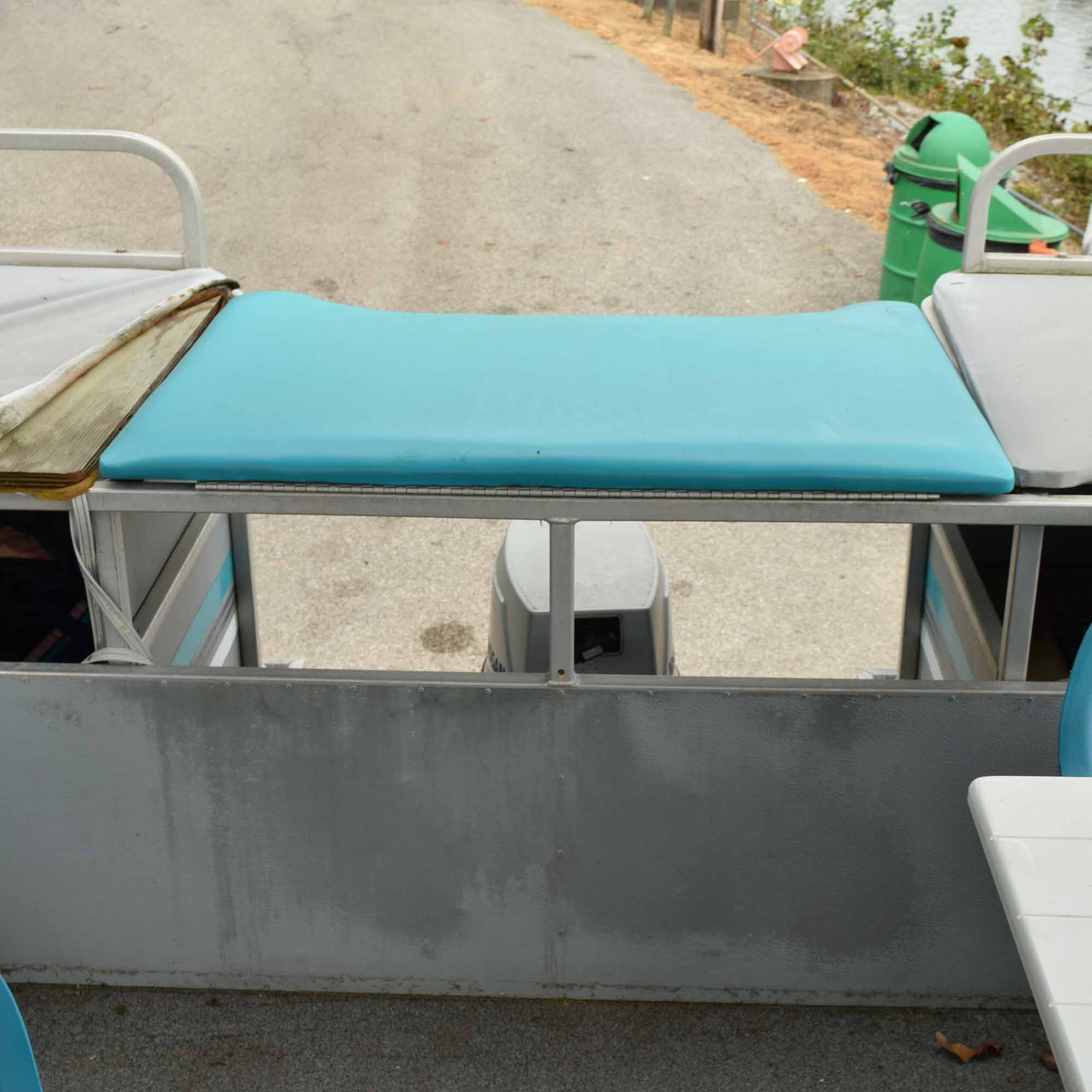 1993 Voyager V18 Pontoon Boat