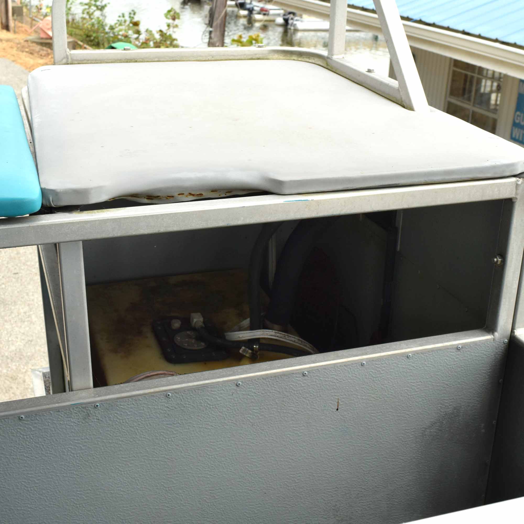 1993 Voyager V18 Pontoon Boat