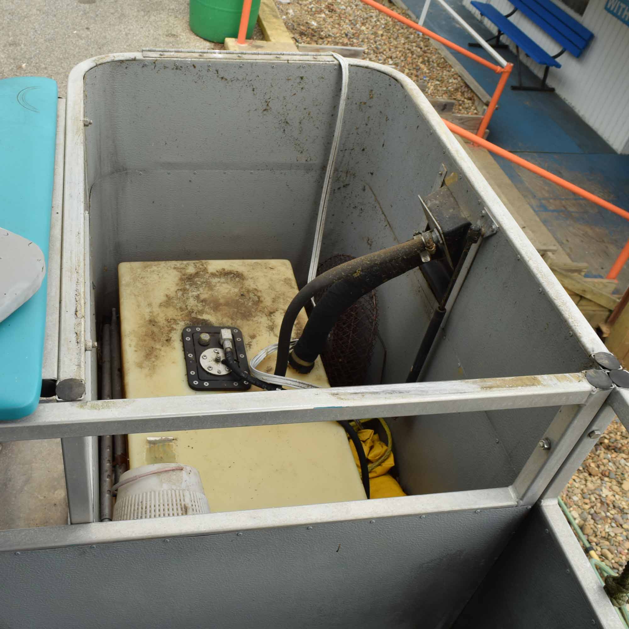 1993 Voyager V18 Pontoon Boat