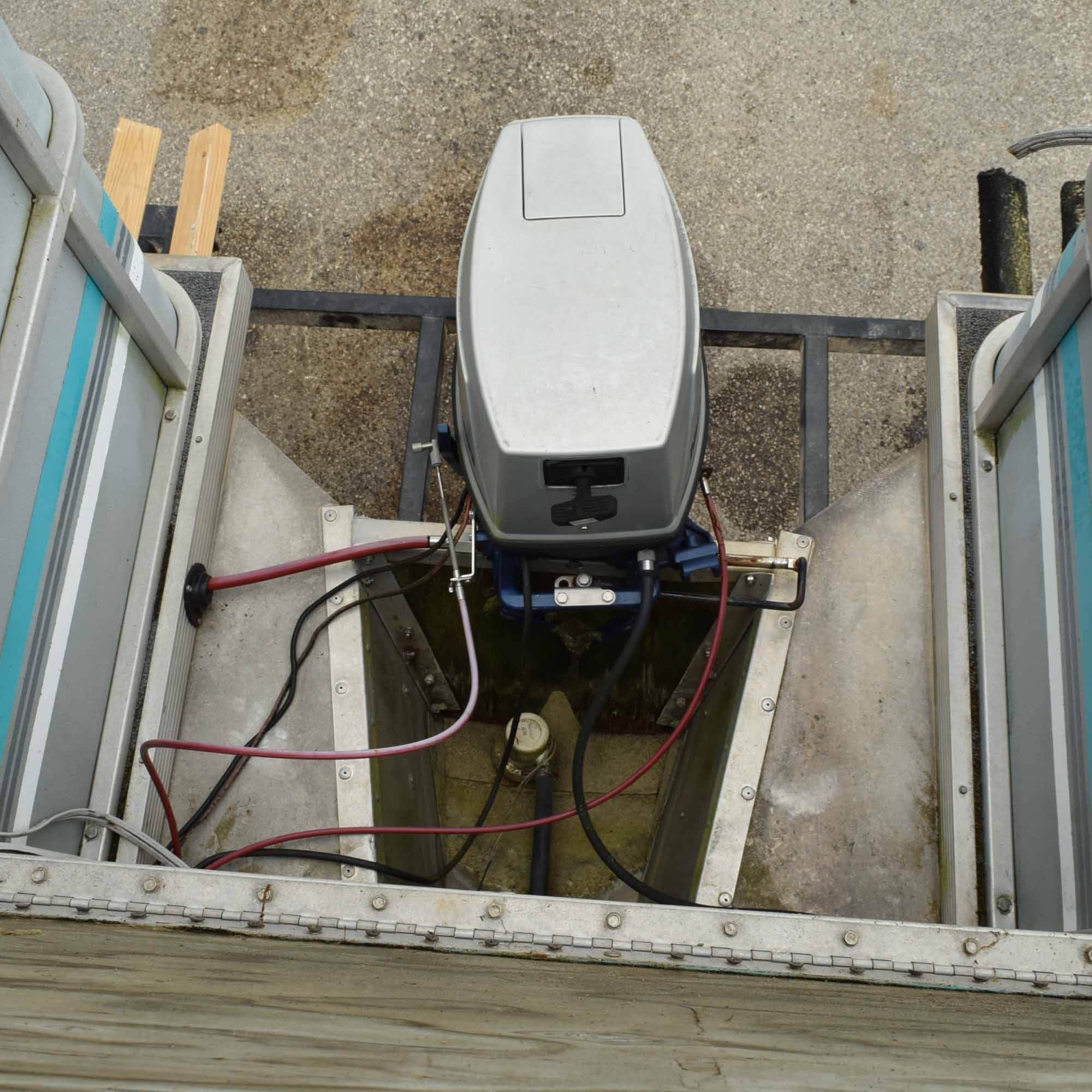 1993 Voyager V18 Pontoon Boat