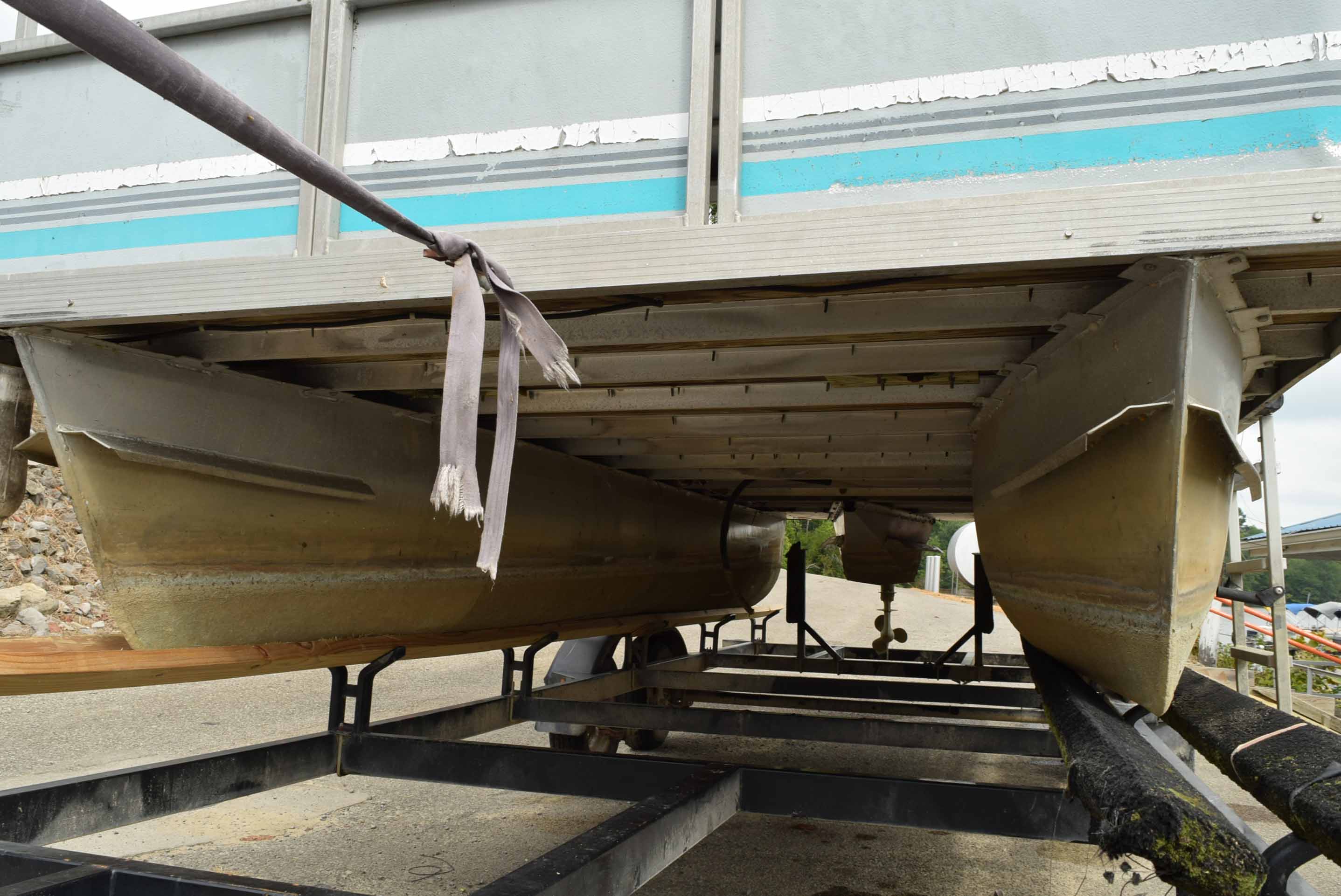 1993 Voyager V18 Pontoon Boat