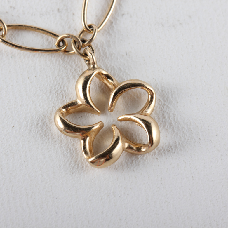 Na Hoku 14k Yellow Gold Hibiscus Flower Bracelet