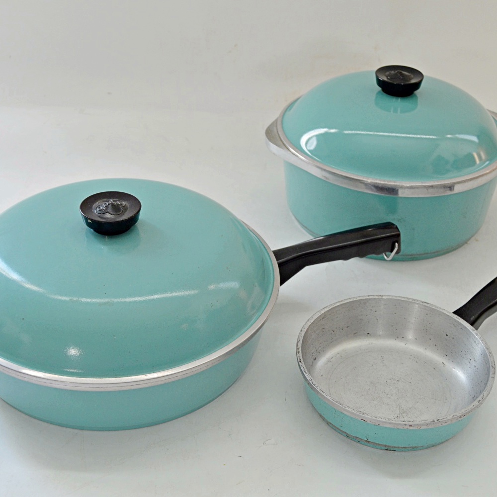 Club Aluminum Cookware in Enameled Aqua