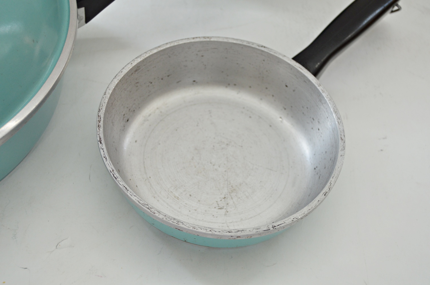 Club Aluminum Cookware in Enameled Aqua