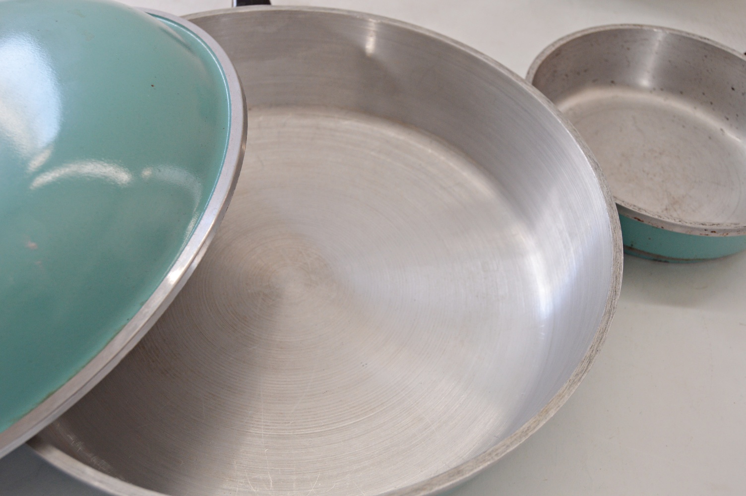 Club Aluminum Cookware in Enameled Aqua