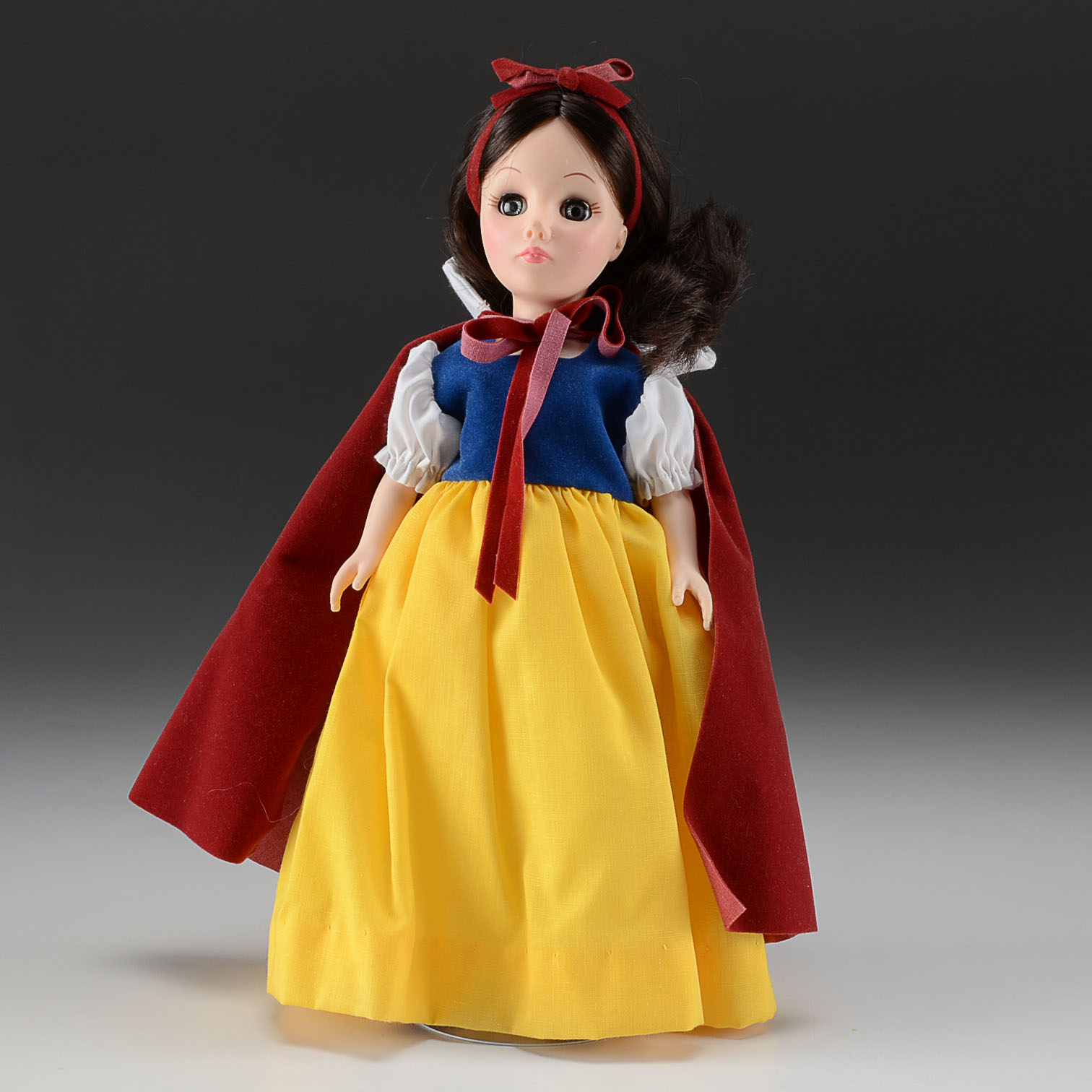 Vintage 1983 Effanbee Snow White Collector's Vinyl Doll with Acrylic Display Case