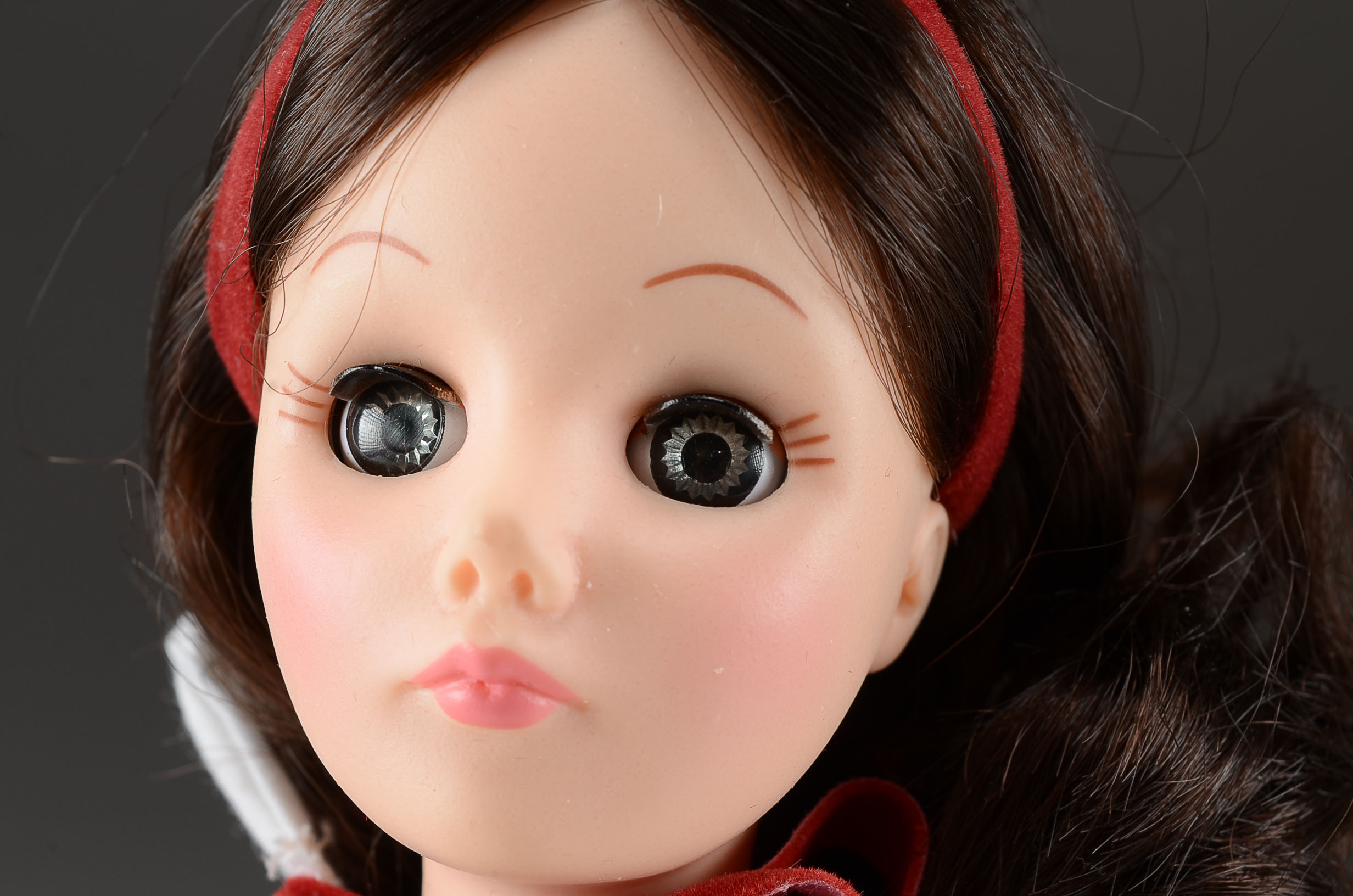 Vintage 1983 Effanbee Snow White Collector's Vinyl Doll with Acrylic Display Case