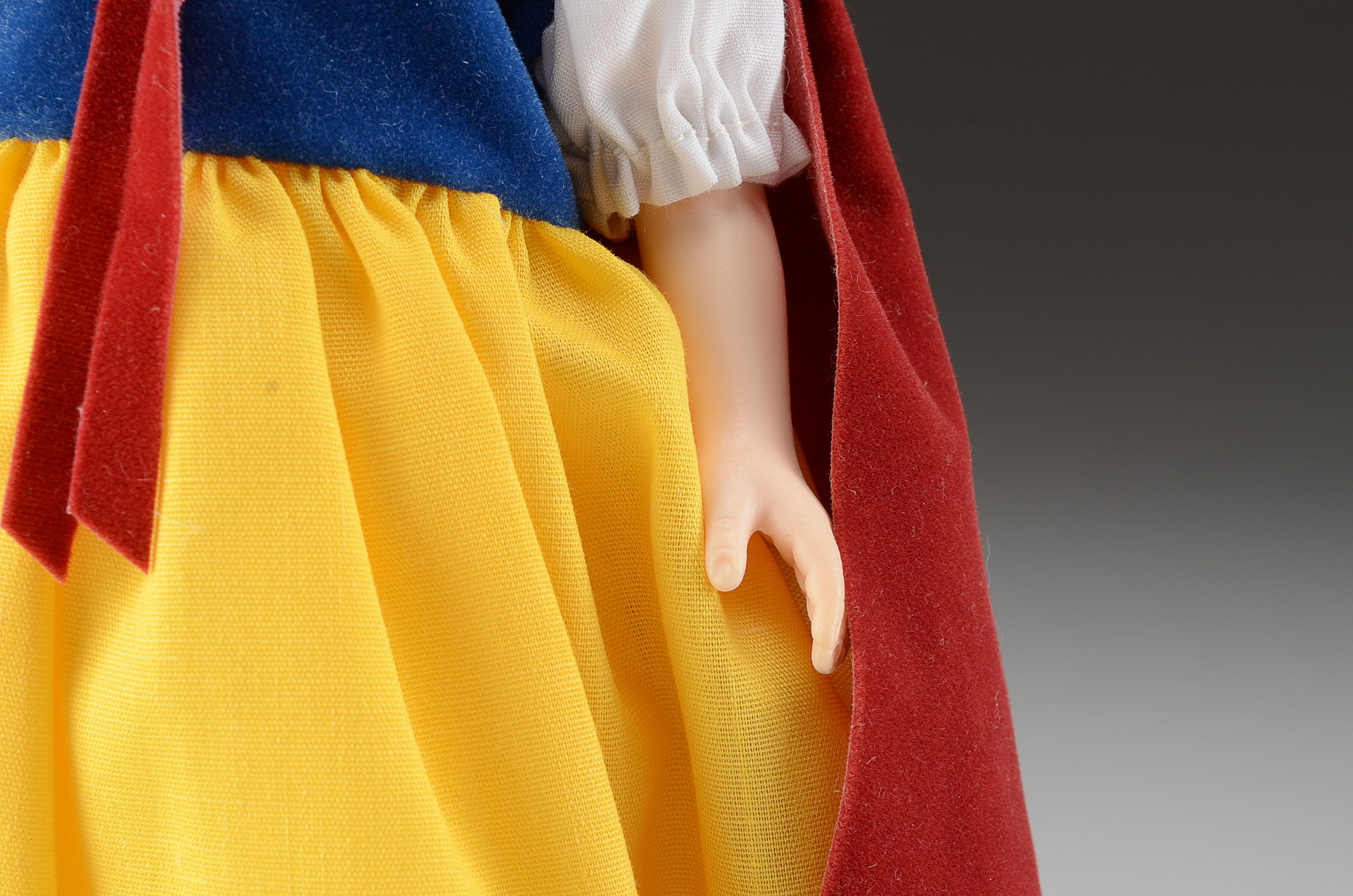 Vintage 1983 Effanbee Snow White Collector's Vinyl Doll with Acrylic Display Case