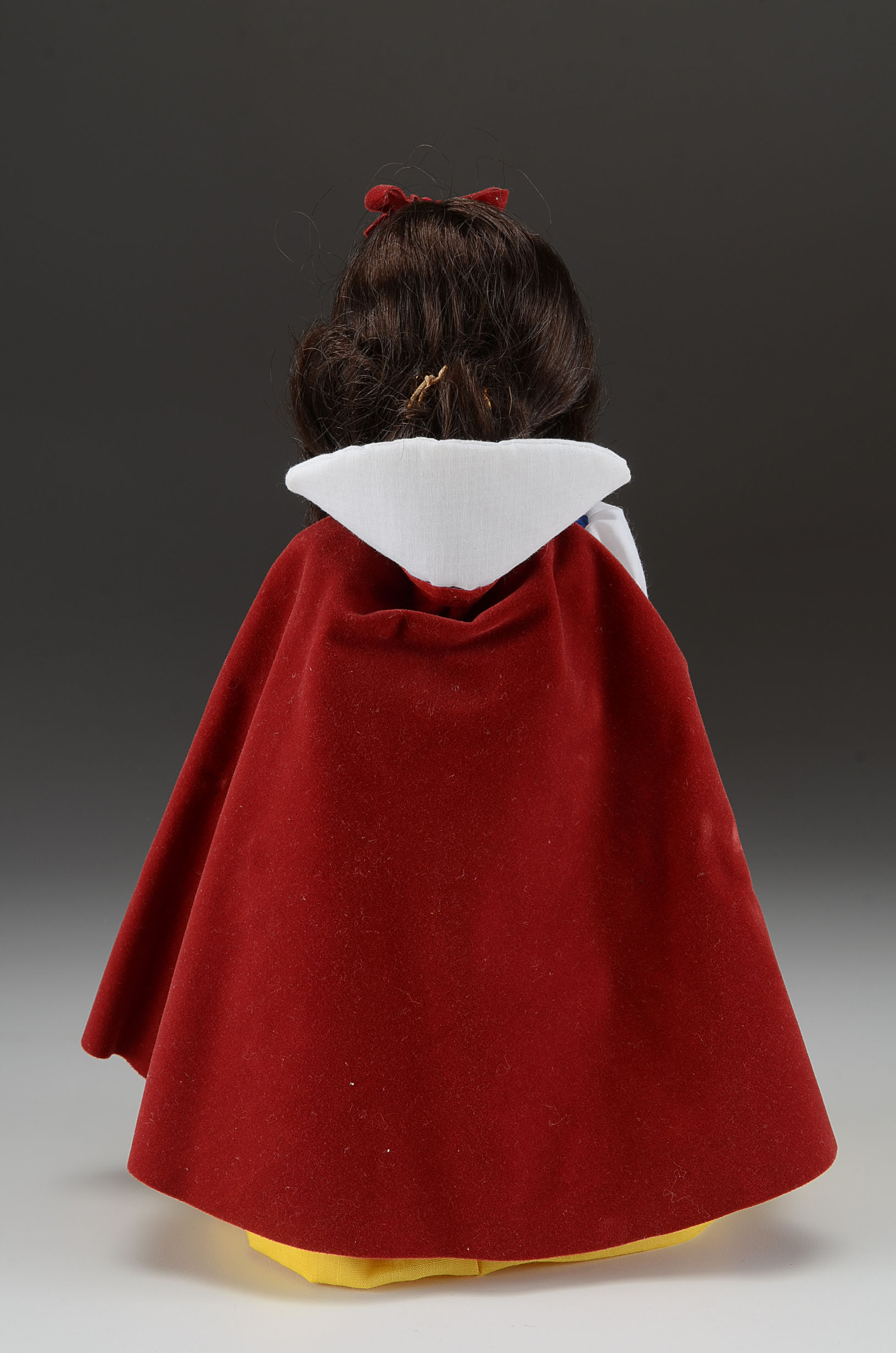 Vintage 1983 Effanbee Snow White Collector's Vinyl Doll with Acrylic Display Case