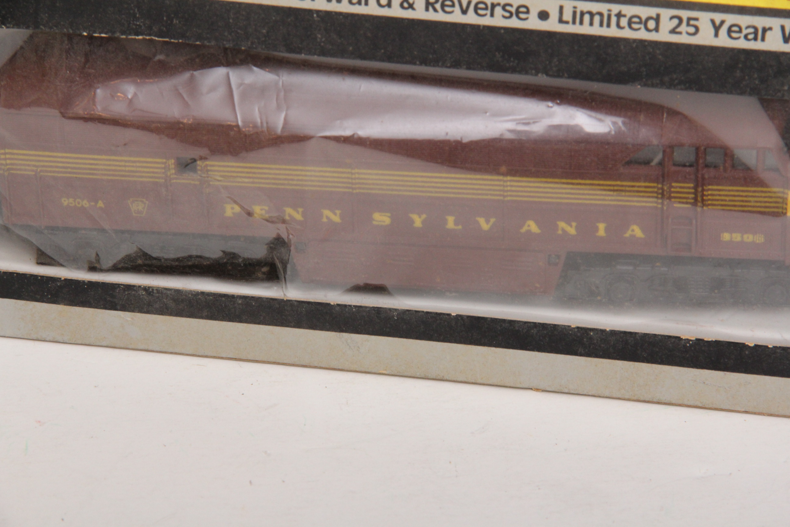 AHM 16201-Pennsylvania HO Locomotive with Bonus Caboose