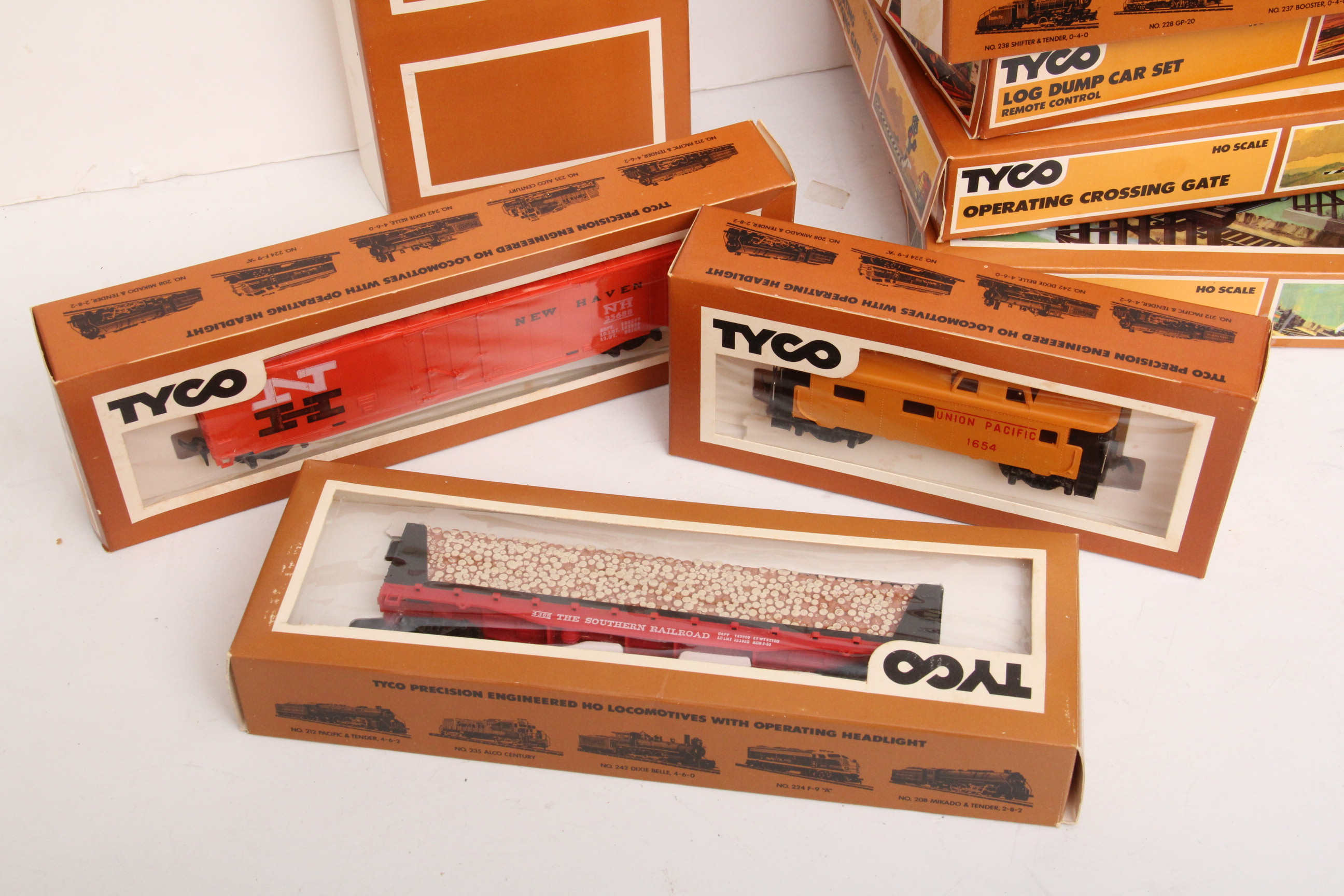 Vintage Tyco HO Train Set