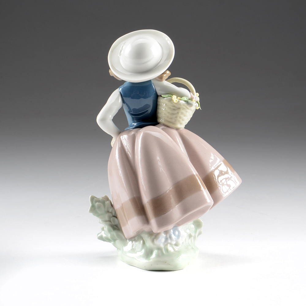Lladro Porcelain "Sweet Scent" Porcelain Figurine