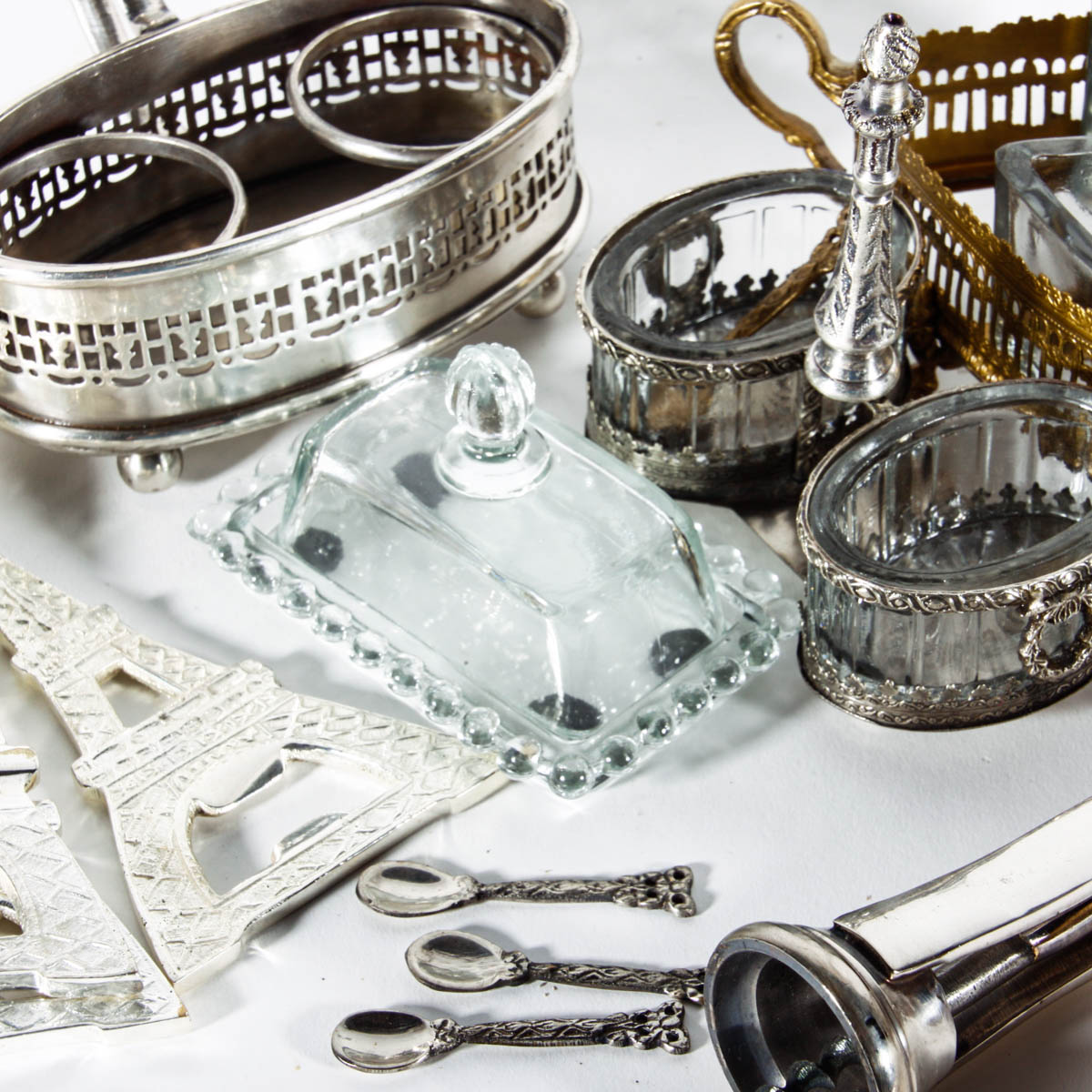 Assortment of Kitchen Items