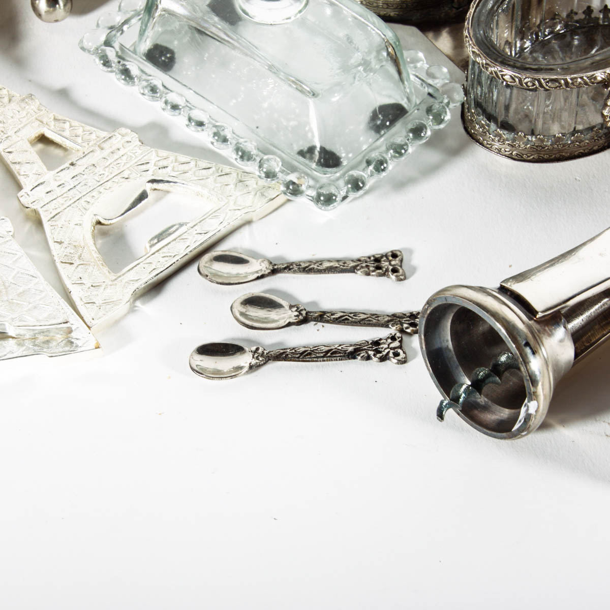 Assortment of Kitchen Items