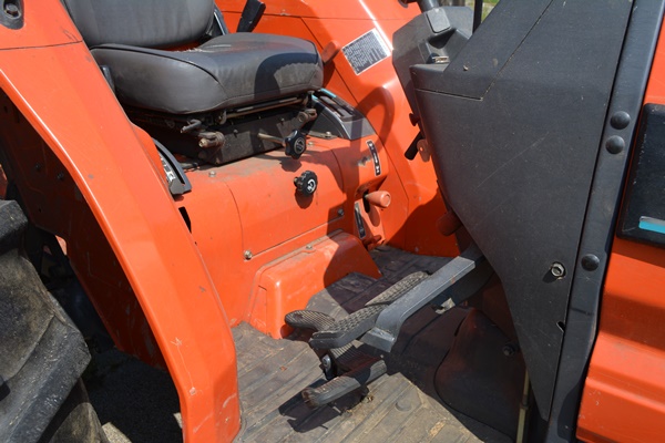 Kubota Compact Utility Tractor L4310HST