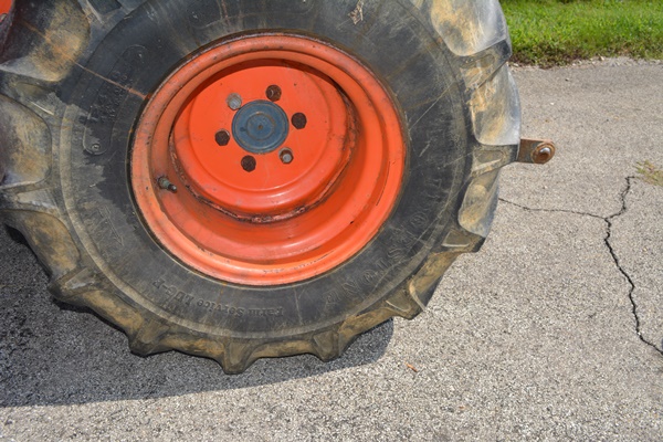 Kubota BF350-A Front Loader On A B2150 Tractor