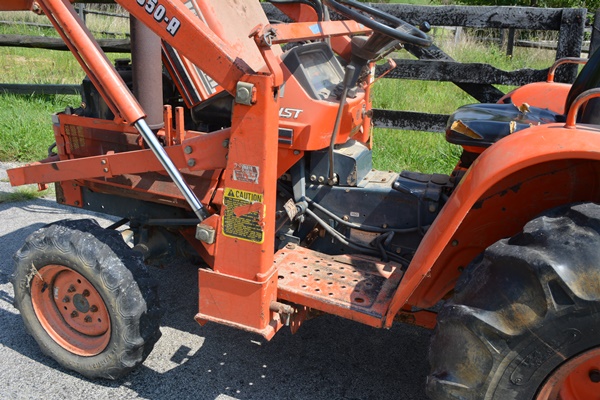 Kubota BF350-A Front Loader On A B2150 Tractor