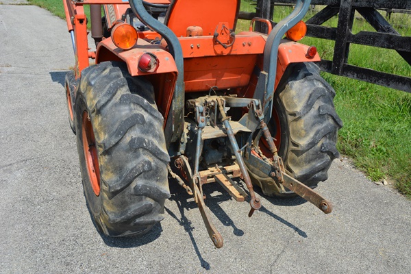 Kubota BF350-A Front Loader On A B2150 Tractor