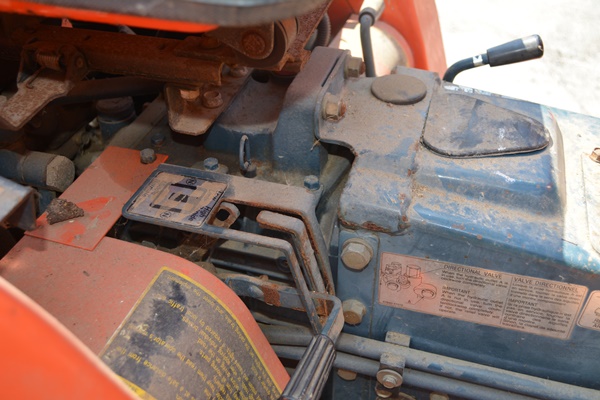 Kubota BF350-A Front Loader On A B2150 Tractor