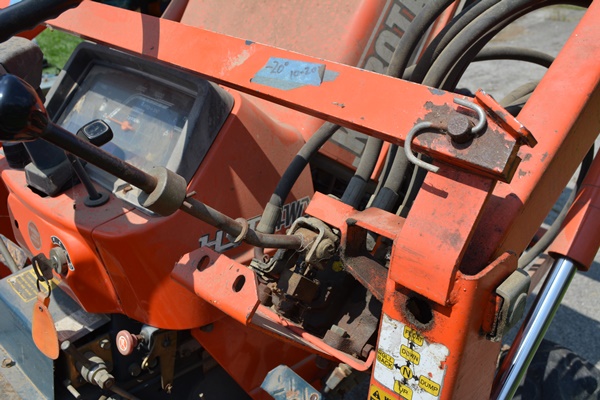 Kubota BF350-A Front Loader On A B2150 Tractor