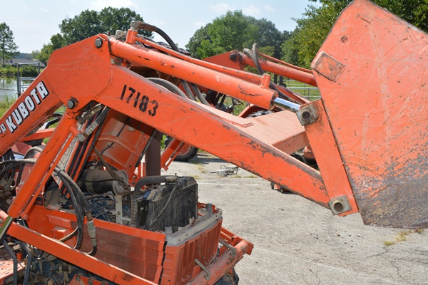 Kubota BF350-A Front Loader On A B2150 Tractor