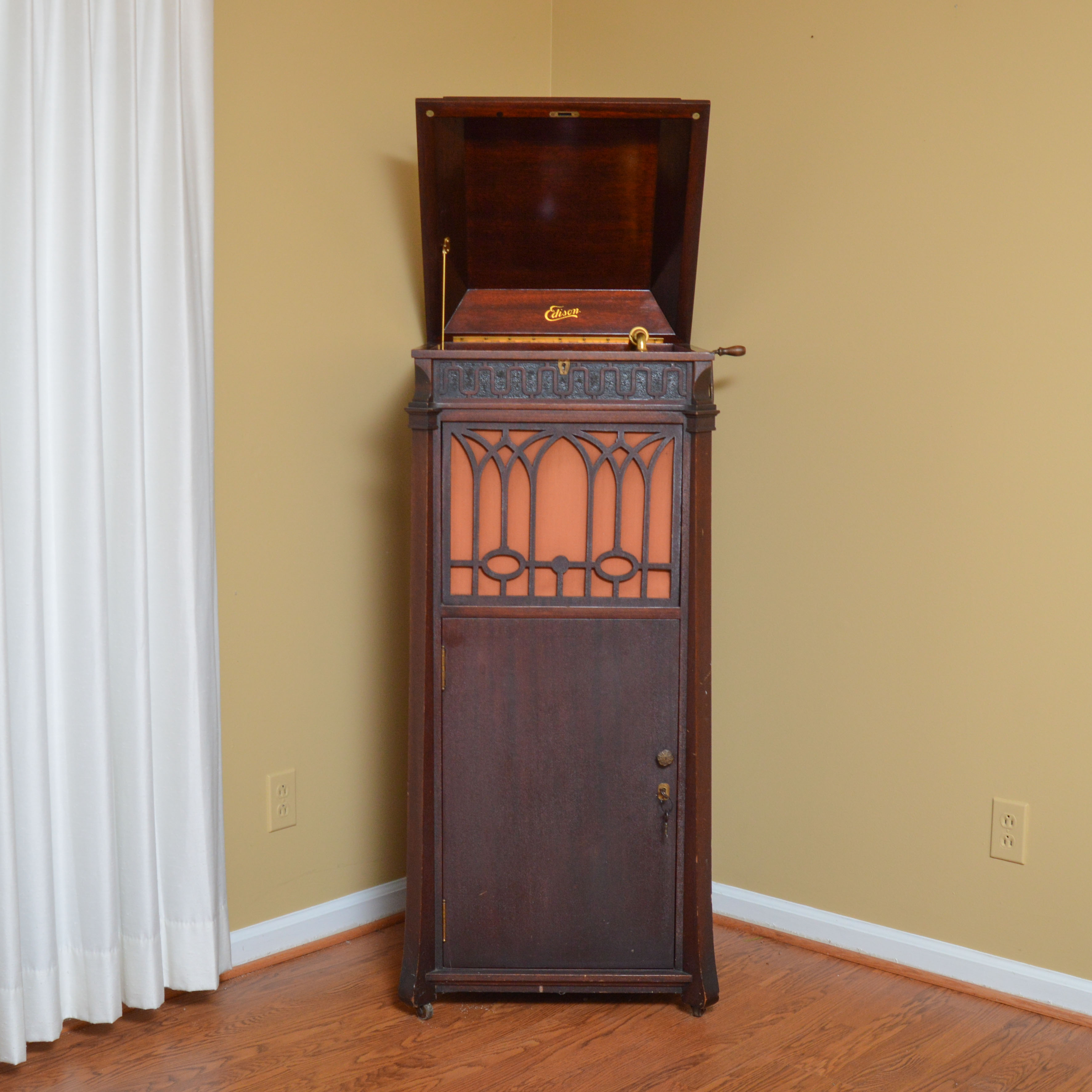 Antique Edison Model 250 Diamond Disc Phonograph