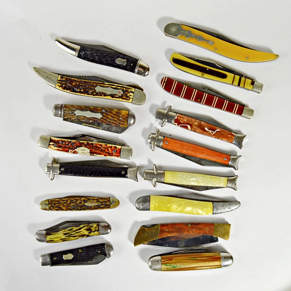 Seventeen Vintage Pocket Knives with Art Deco, Horn, Bakelite