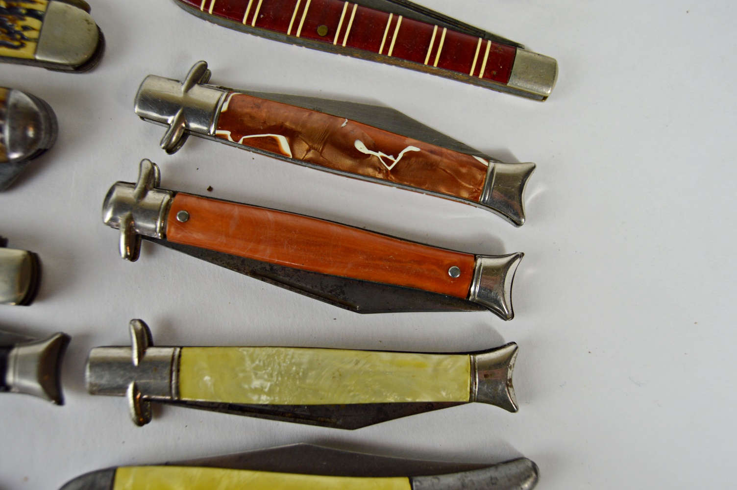 Seventeen Vintage Pocket Knives with Art Deco, Horn, Bakelite