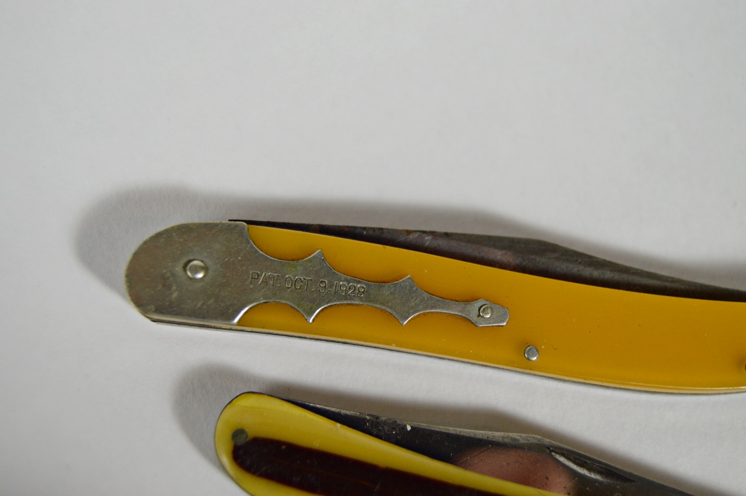 Seventeen Vintage Pocket Knives with Art Deco, Horn, Bakelite