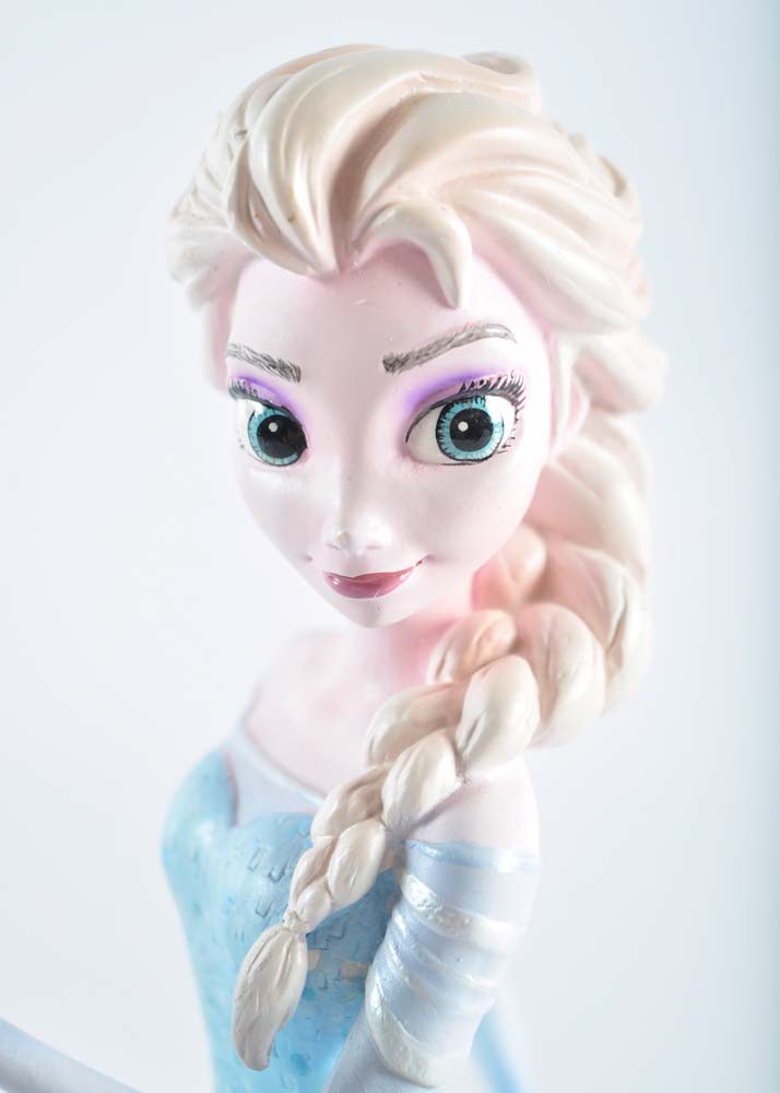 Disney Showcase Collection "Elsa" Figurine