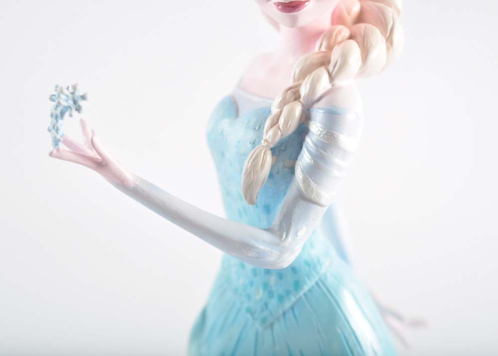 Disney Showcase Collection "Elsa" Figurine