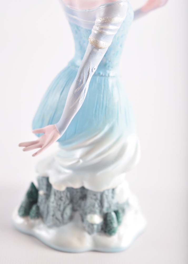 Disney Showcase Collection "Elsa" Figurine