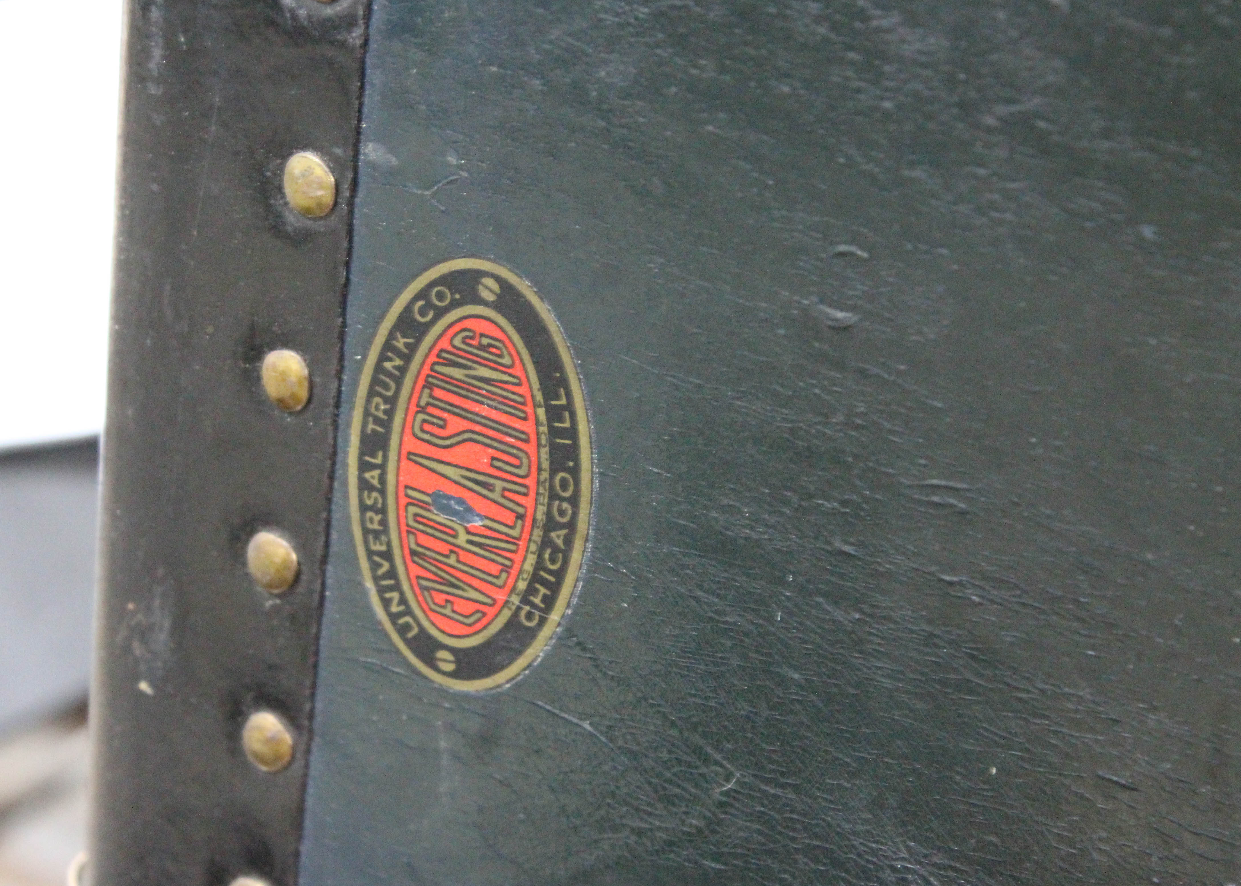 Vintage Universal Everlasting Trunk