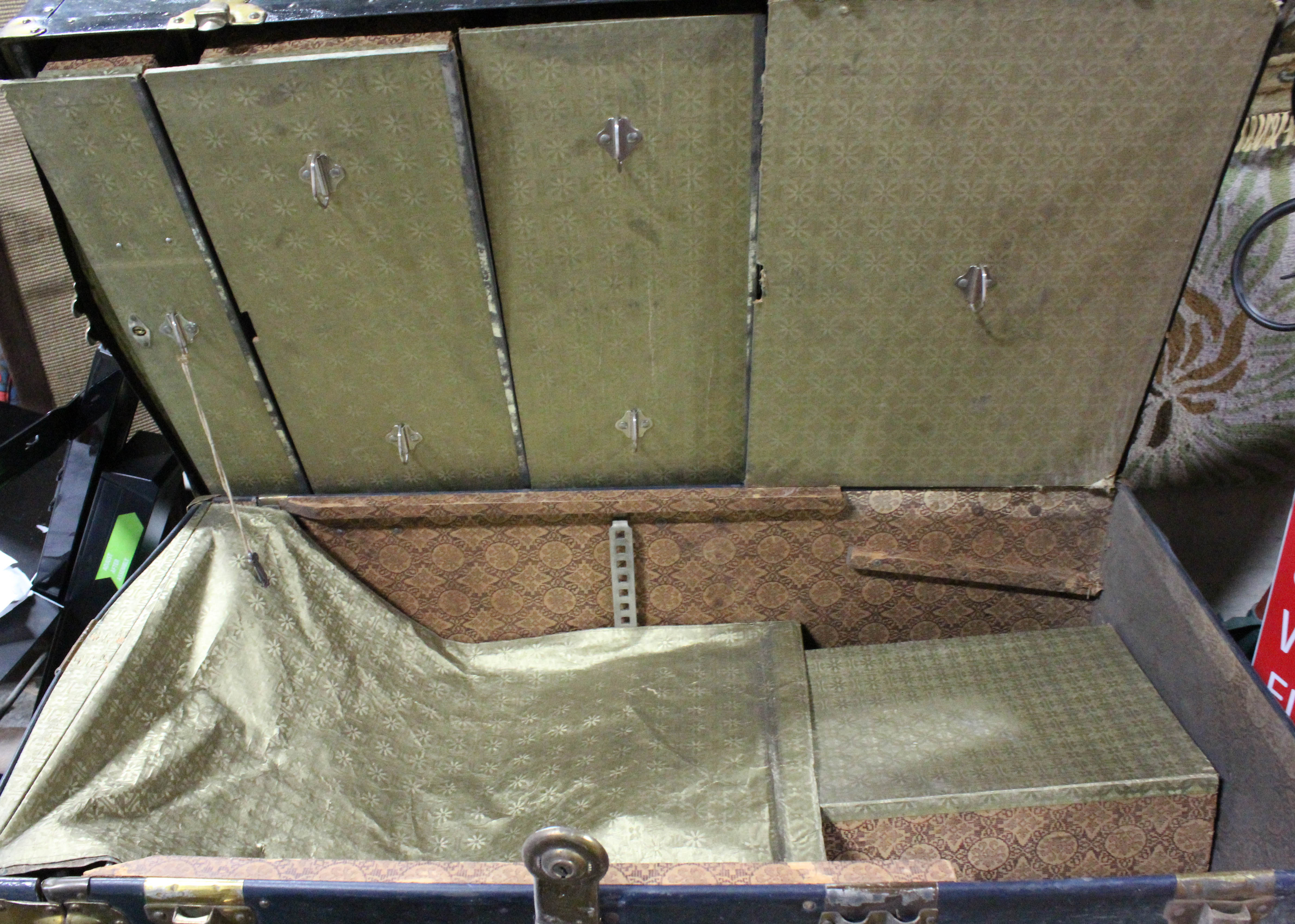 Vintage Universal Everlasting Trunk