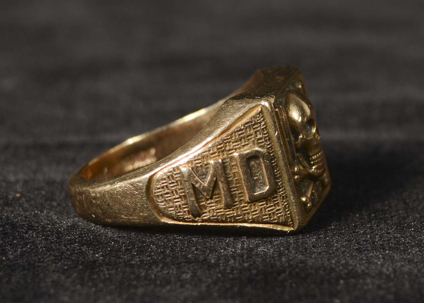 Vintage 10K Yellow Gold Medical School of Georgia Skull and Crossbones Class Ring