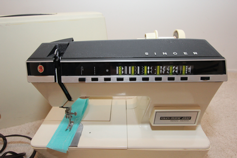 Vintage Singer 'Touch Tronic 2000' Memory Sewing Machine