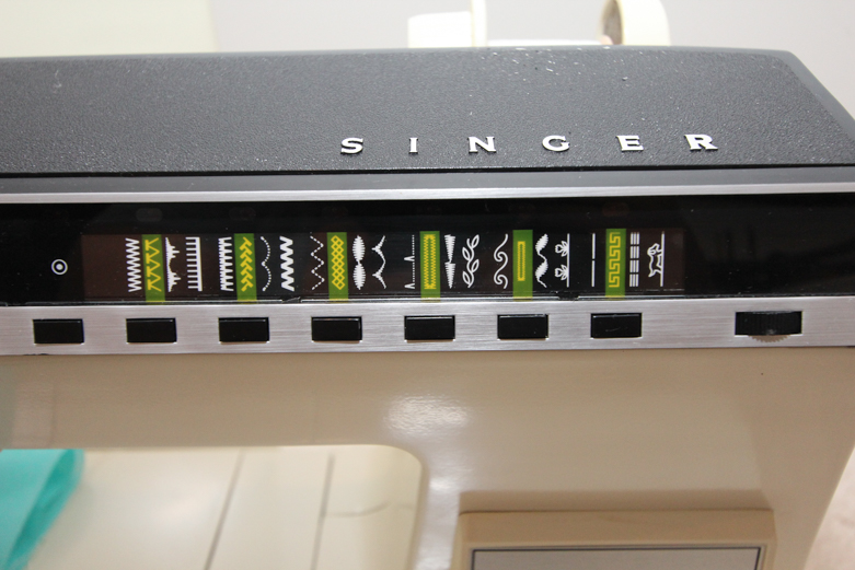 Vintage Singer 'Touch Tronic 2000' Memory Sewing Machine