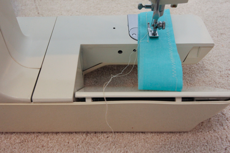 Vintage Singer 'Touch Tronic 2000' Memory Sewing Machine