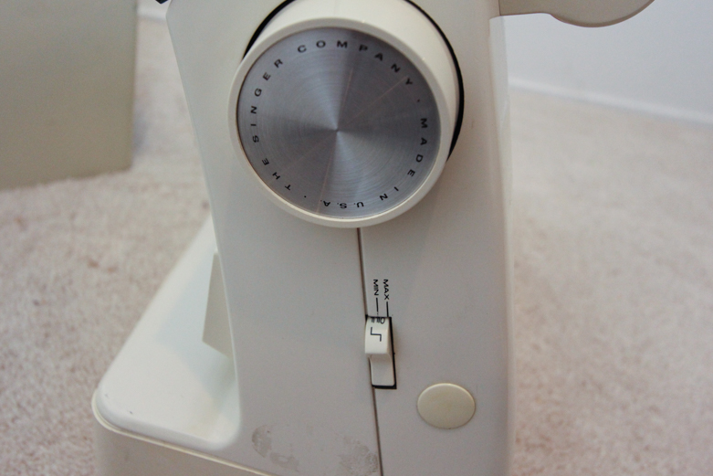 Vintage Singer 'Touch Tronic 2000' Memory Sewing Machine