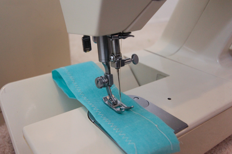 Vintage Singer 'Touch Tronic 2000' Memory Sewing Machine