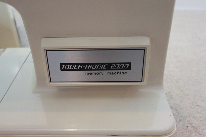 Vintage Singer 'Touch Tronic 2000' Memory Sewing Machine