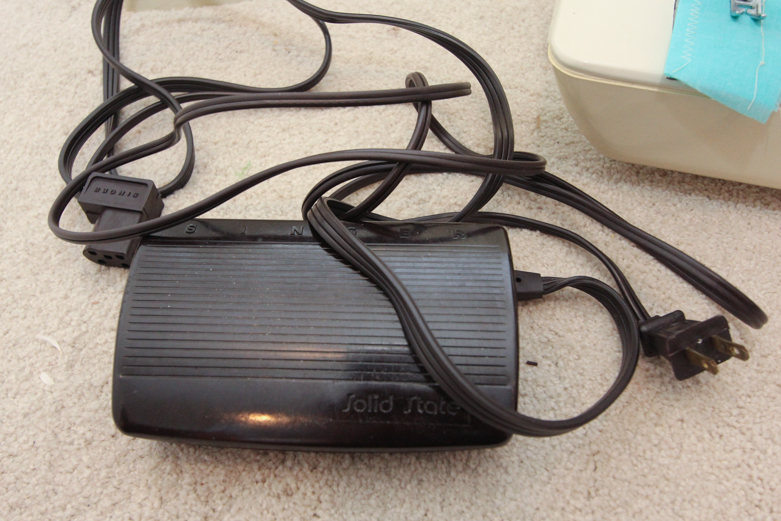 Vintage Singer 'Touch Tronic 2000' Memory Sewing Machine