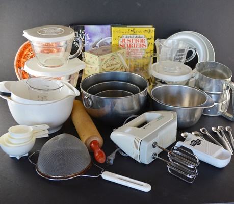 Kitchen Mixing Bowls and Gadgets