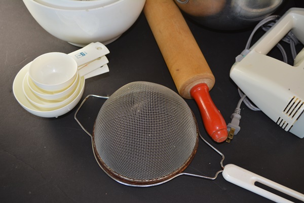 Kitchen Mixing Bowls and Gadgets
