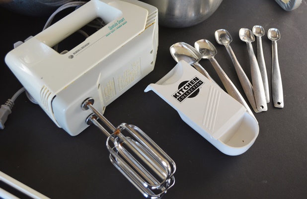 Kitchen Mixing Bowls and Gadgets