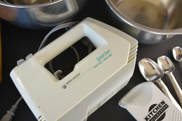 Kitchen Mixing Bowls and Gadgets