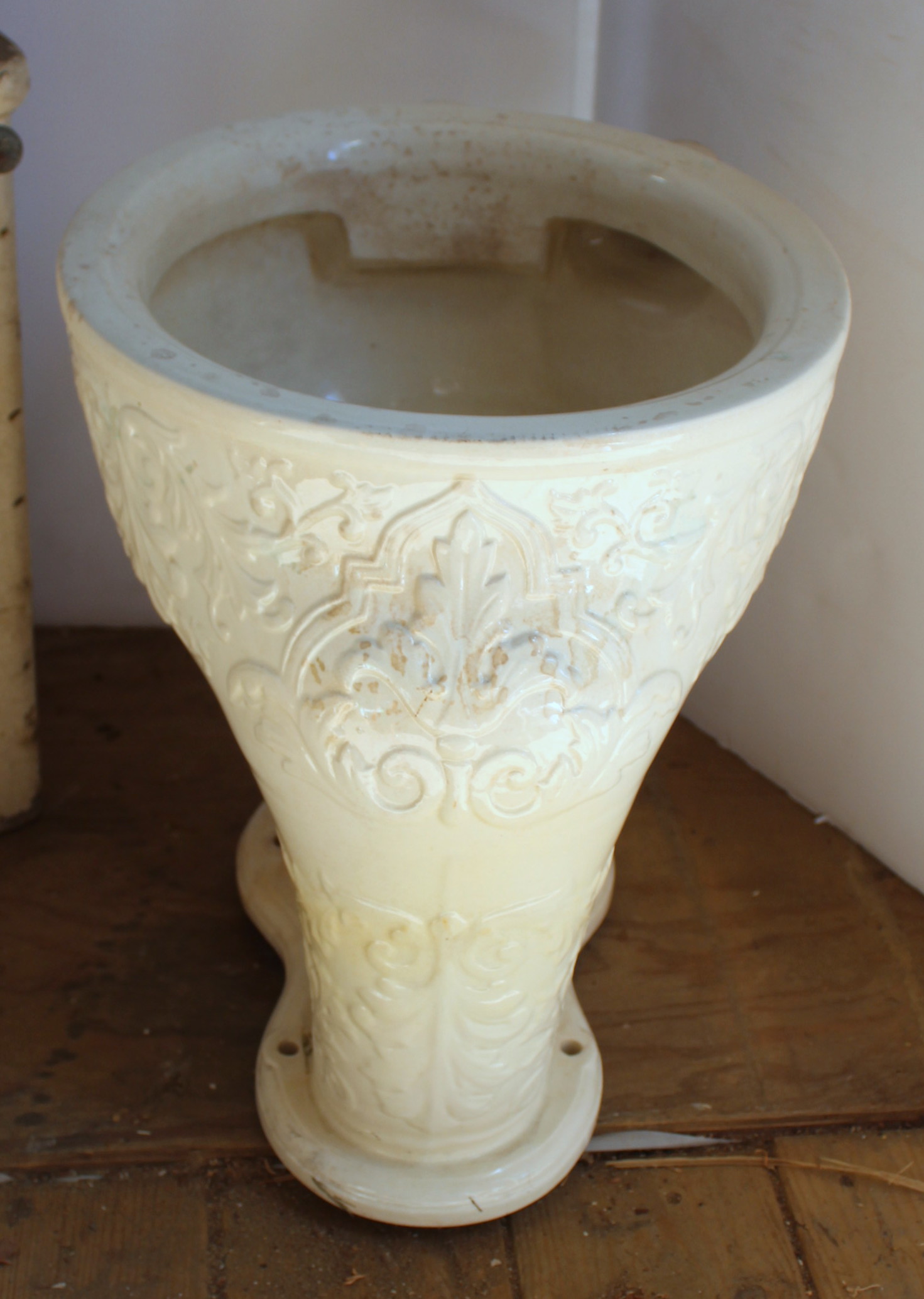 Antique Elephant Bowl Toilet and Wall-Mount Tank